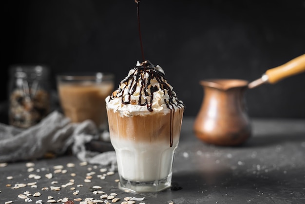 Eisgetränk mit Sahne und Schokolade