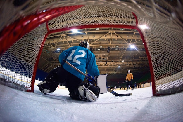 Eishockey-Torwartspieler auf dem Tor in Aktion