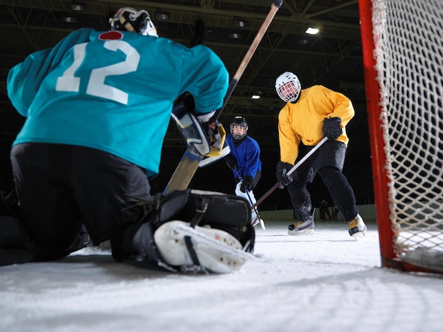 Eishockey-Torwartspieler auf dem Tor in Aktion