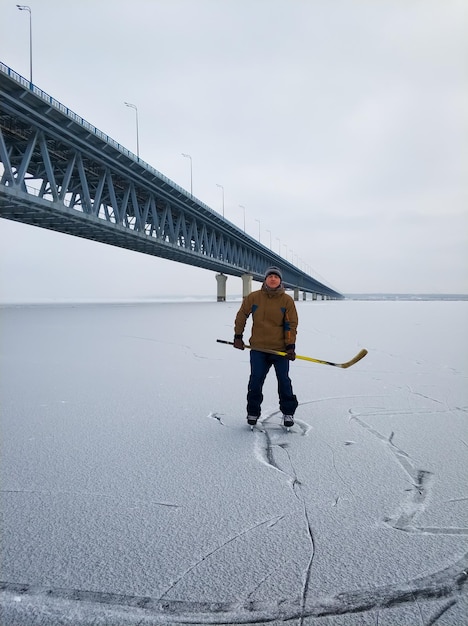 Eishockeyspieler an der Wolga vor der Kulisse einer großen Brücke in Uljanowsk