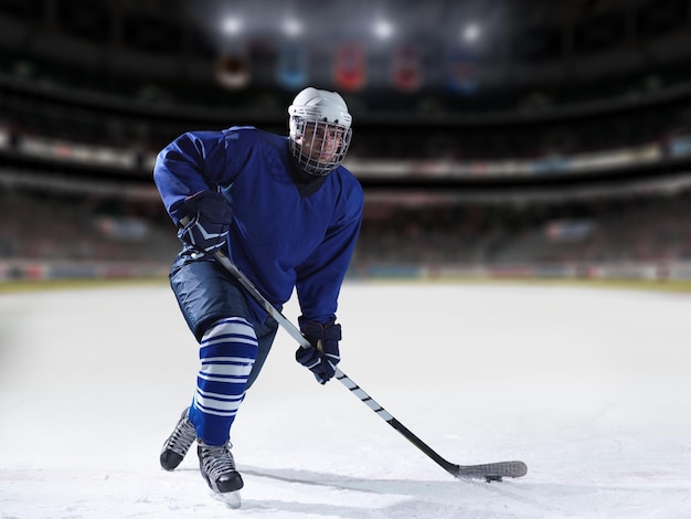 Eishockeyspieler in Aktion, der mit Stock tritt