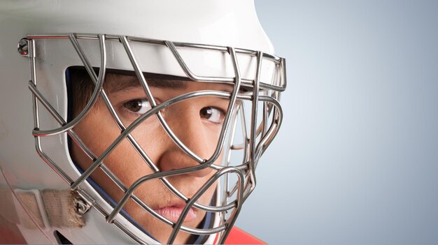 Eishockeyspieler mit Helm