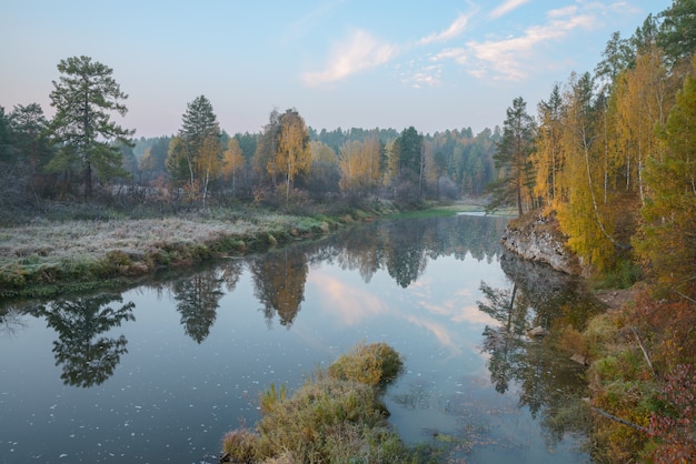 Eisiger Herbstmorgen auf dem Fluss