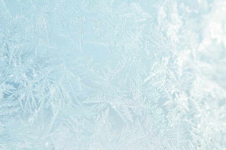 Eisiges natürliches Muster auf Winterfenster.