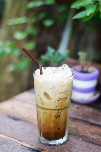 Eiskaffee auf dem Holztisch.