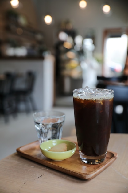 Eiskaffee auf dem Kaffeetisch