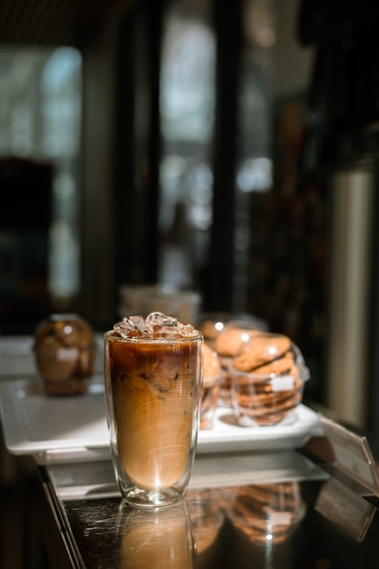 Eiskaffee auf dem Tisch im Café