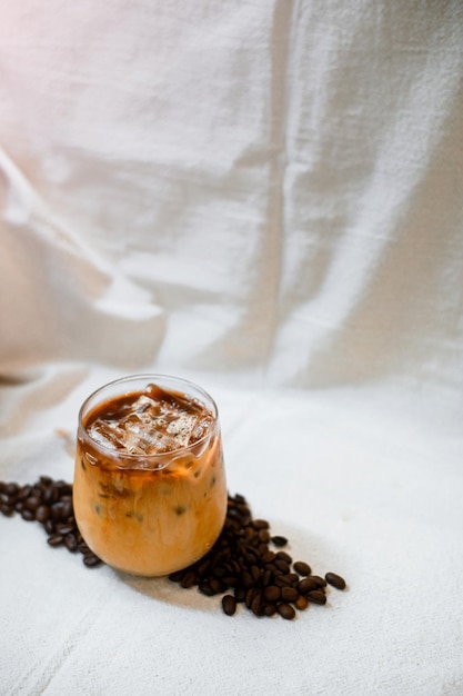 Eiskaffee auf einem Tisch mit Sahne, die hineingegossen wird und die Textur zeigt