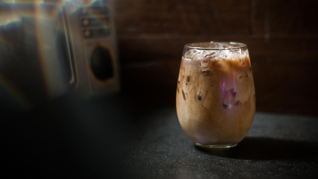 Eiskaffee auf einem Tisch mit Sahne, die hineingegossen wird und die Textur zeigt