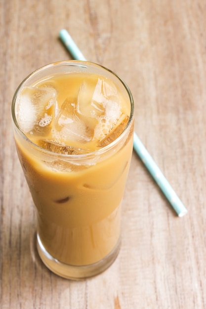 Eiskaffee auf hölzernem Hintergrund.