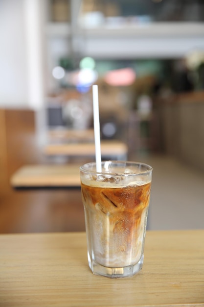 Eiskaffee auf Holzhintergrund