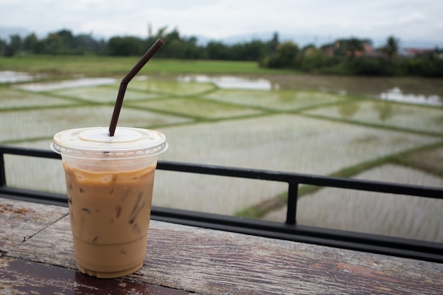 Eiskaffee auf Holztisch auf den Reisgebieten