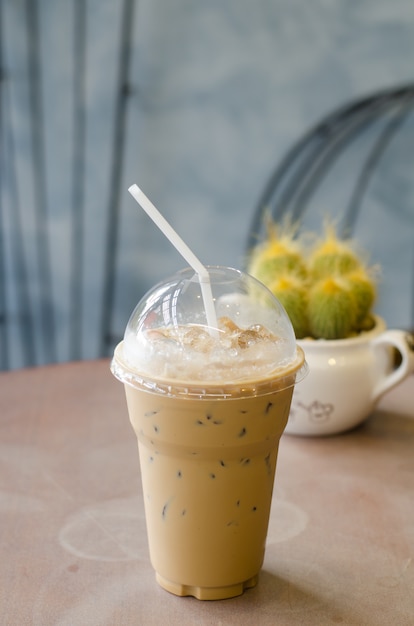 Eiskaffee auf Holztisch Hintergrund