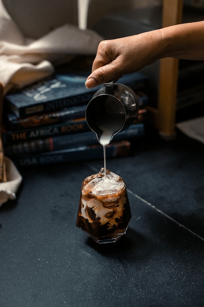 Eiskaffee auf schwarzem Tisch im Café serviert?