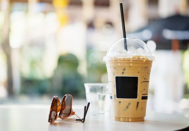 Eiskaffee auf Tabelle in der Kaffeestube.