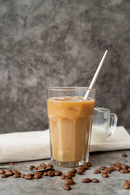 Foto eiskaffee der vorderansicht im glas