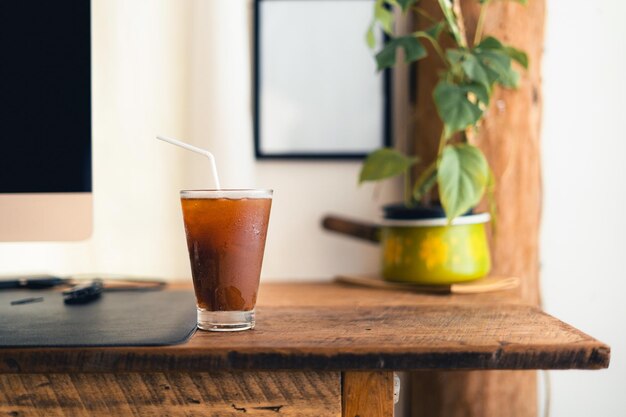 Eiskaffee im Becher im Zimmer Eiskaffee im Becher zu Hause