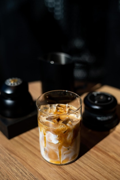 Eiskaffee im Glas auf dem Tisch im Café verwischt den Hintergrund