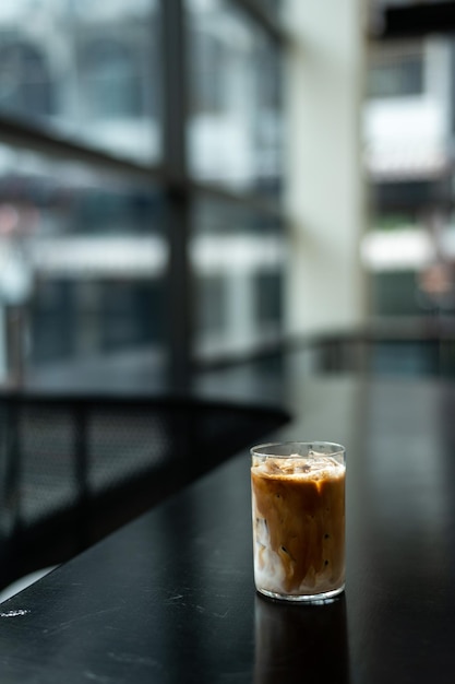 Eiskaffee im Glas auf dem Tisch im Café verwischt den Hintergrund