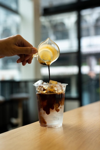 Eiskaffee im Glas auf dem Tisch im Café verwischt den Hintergrund