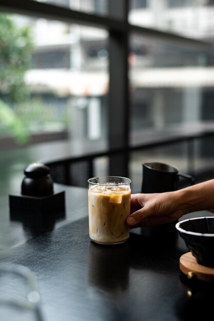 Eiskaffee in einem Glas auf dem Tisch in einem Café, verschwommener Hintergrund