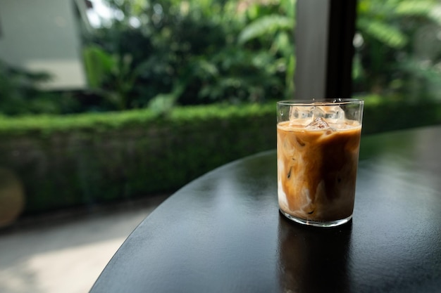 Eiskaffee in einem Glas auf dem Tisch. Selektiver Fokus