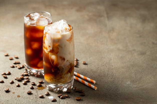 Eiskaffee in einem hohen Glas mit Sahne übergossen