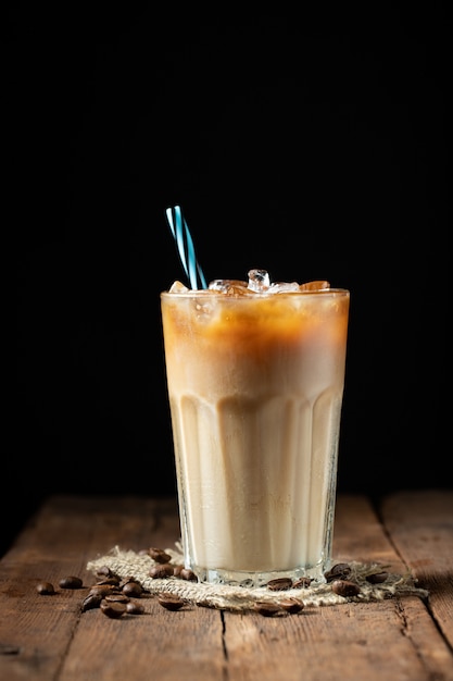 Eiskaffee in einem hohen Glas mit Sahne.