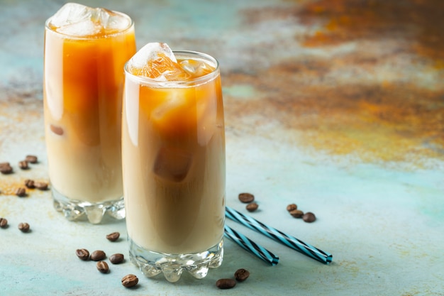 Eiskaffee in einem hohen Glas mit Sahne