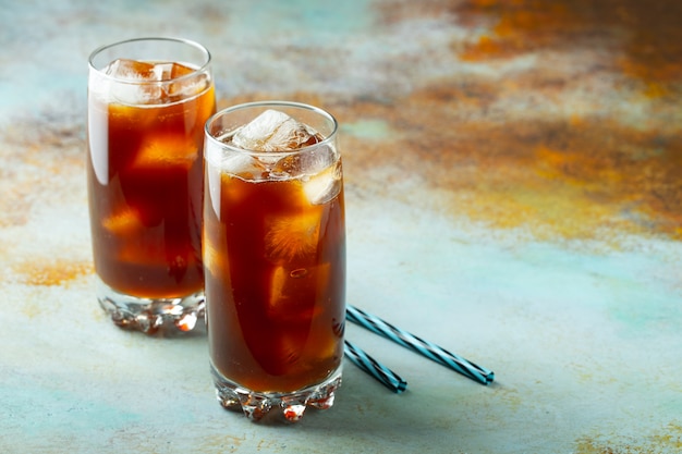 Eiskaffee in einem hohen Glas mit Sahne