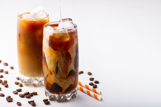 Eiskaffee in einem hohen Glas mit Sahne.