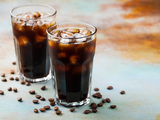 Eiskaffee in einem hohen Glas.