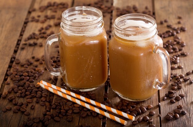 Eiskaffee in Gläsern auf Holztisch