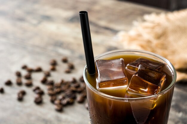 Foto eiskaffee in glas auf holztisch