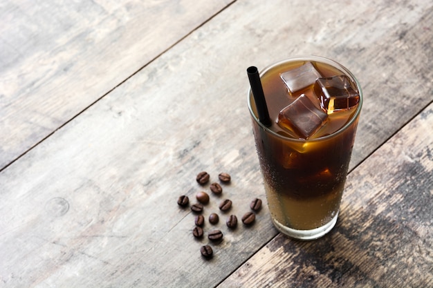 Eiskaffee in Glas auf Holztisch