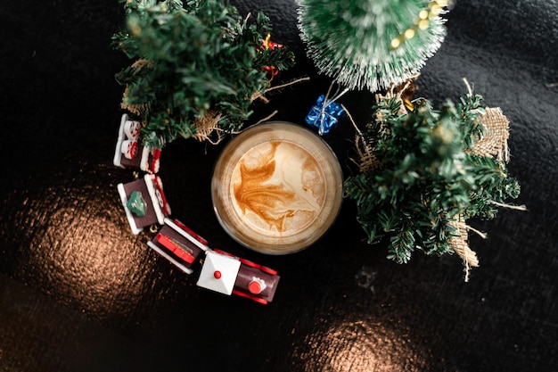 Eiskaffee in Plastikglas auf schwarzem Tisch im Café