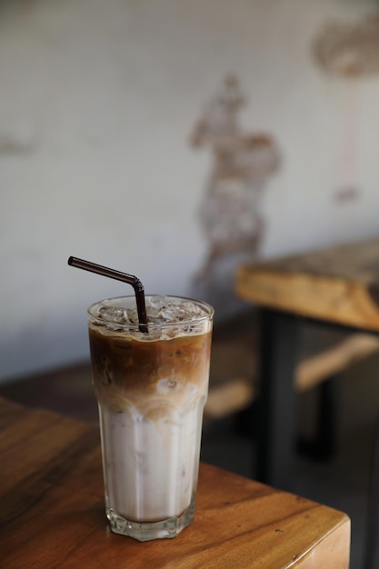 Eiskaffee Latte auf Holz im Café