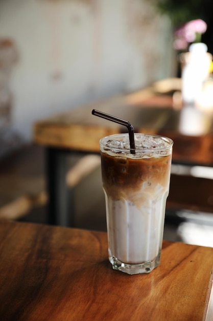 Eiskaffee Latte auf Holz im Café