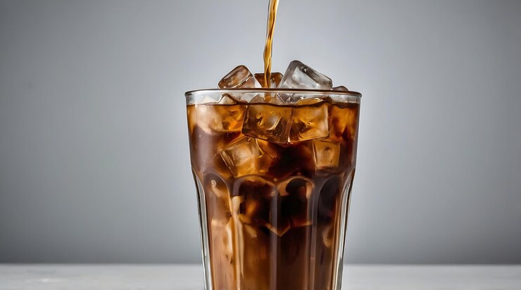 Eiskaffee mit Eiswürfeln