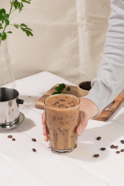 Eiskaffee mit frischem Kaffee auf Holzuntergrund, Kaffee mit Milch und Eis auf Naturholz