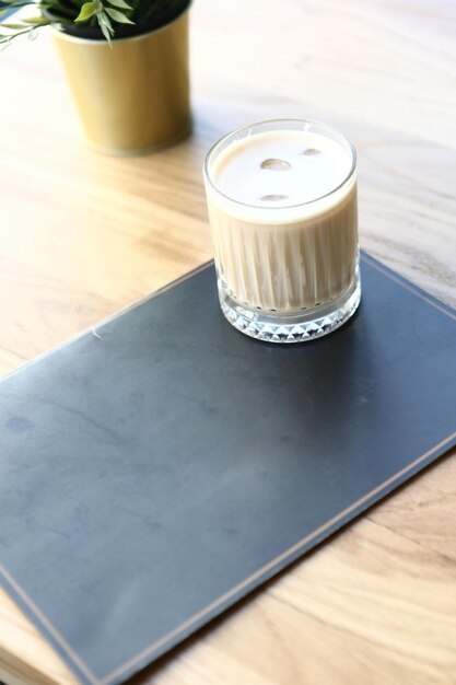 Eiskaffee mit Milch Eiskaffee Latte Frau mit Glas Tasse Eiskaffee