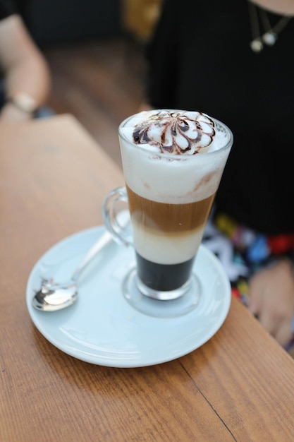Eiskaffee mit Milch Eiskaffee Latte Frau mit Glas Tasse Eiskaffee