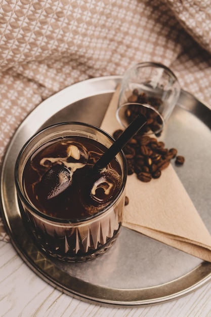 Eiskaffee mit Milch Eiskaffee Latte Frau mit Glas Tasse Eiskaffee
