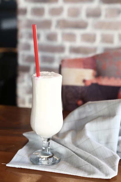 Eiskaffee mit Milch Eiskaffee Latte Frau mit Glas Tasse Eiskaffee