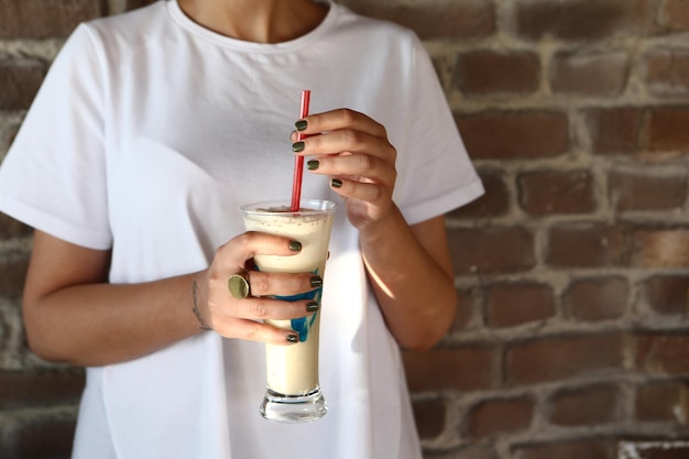 Eiskaffee mit Milch Eiskaffee Latte Frau mit Glas Tasse Eiskaffee