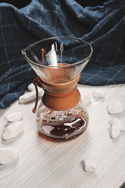 Eiskaffee mit Milch Eiskaffee Latte Frau mit Glas Tasse Eiskaffee