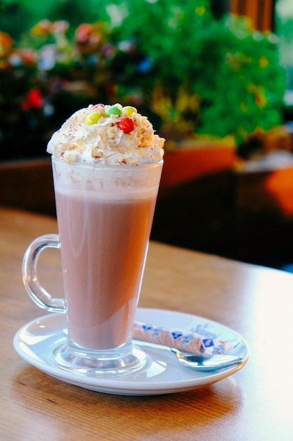 Eiskaffee mit Milch Eiskaffee Latte Frau mit Glas Tasse Eiskaffee