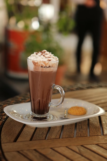 Eiskaffee mit Milch. Eiskaffee Latte. Frau mit Glastasse Eiskaffee.