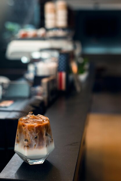 Eiskaffee mit Milch im Café trinkfertig