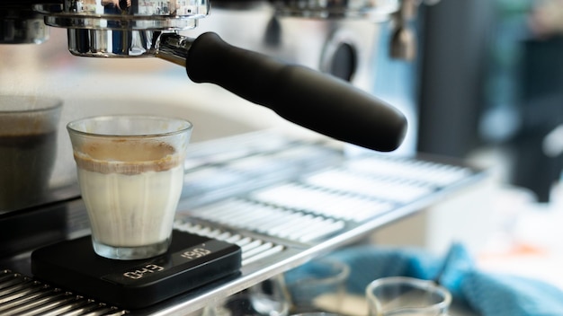 Foto eiskaffee mit milch in einem glas auf einem tisch in einem café